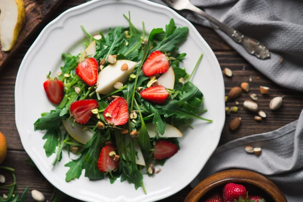 Ensalada con fresa, rúcula y pera —  Fotos de Stock