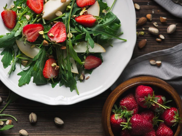 Салат с клубникой, рукколой и грушей — стоковое фото
