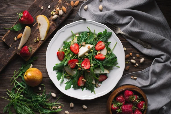 Салат с клубникой, рукколой и грушей — стоковое фото