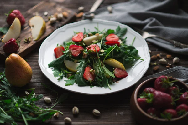 Salada com morango, rúcula e pêra — Fotografia de Stock