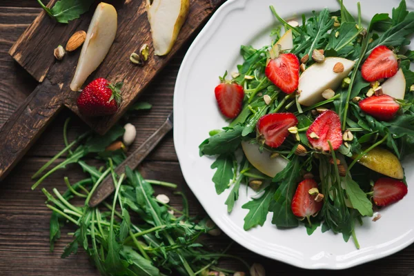 Salad with strawberry, arugula and pear — Stock Photo, Image