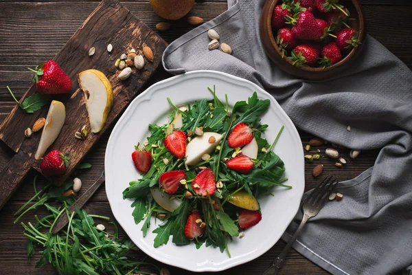 Ensalada con fresa, rúcula y pera —  Fotos de Stock