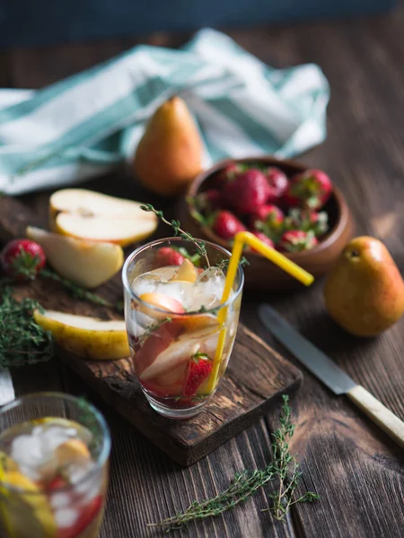 Zomer cocktail met peer — Stockfoto