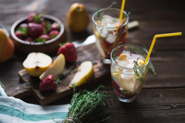 Zomer cocktail met peer — Stockfoto