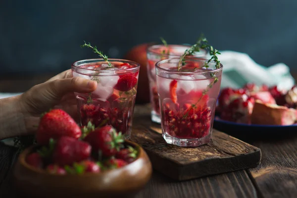 Zomer cocktail met granaatappel — Stockfoto