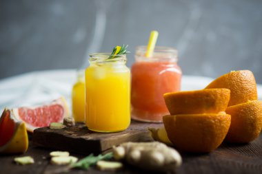 Taze greyfurt ve portakal suyu