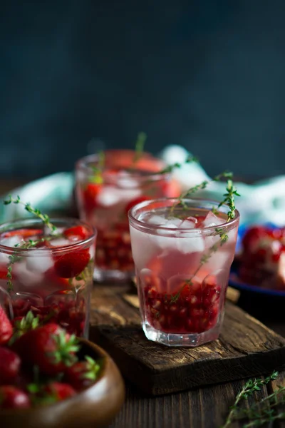 Zomer cocktail met granaatappel — Stockfoto