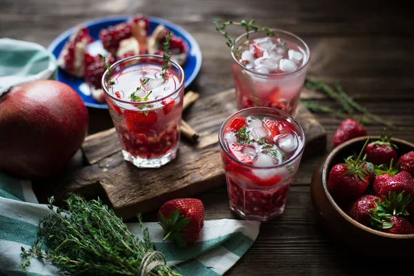 Zomer cocktail met granaatappel — Stockfoto