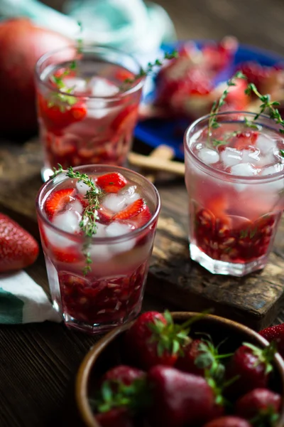 Zomer cocktail met granaatappel — Stockfoto