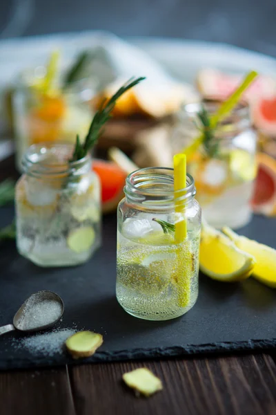 Lemoniady z świeżej cytryny i grejpfruta — Zdjęcie stockowe