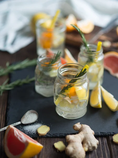 Limonade met verse citroenen en grapefruit — Stockfoto