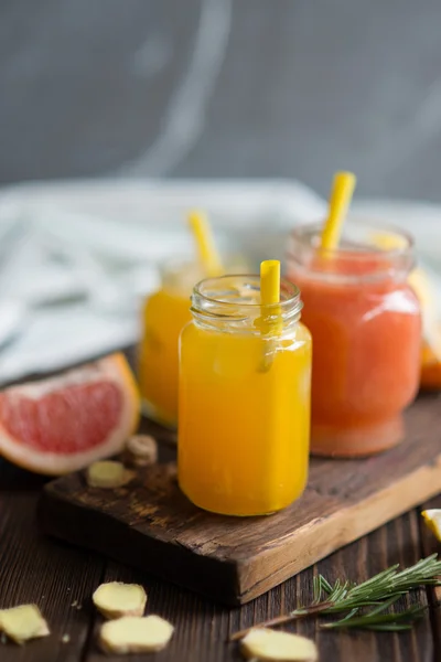 Friss grapefruit és a narancs leve — Stock Fotó