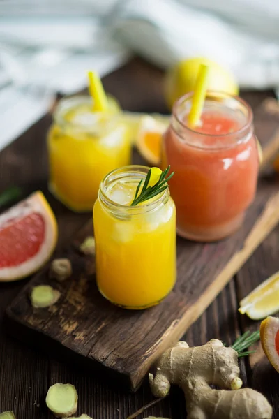 Frische Grapefruit und Orangensaft — Stockfoto