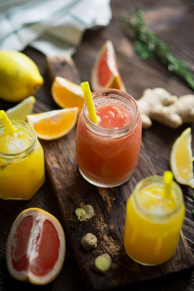 Świeży Grejpfrut i soki pomarańczowe — Zdjęcie stockowe