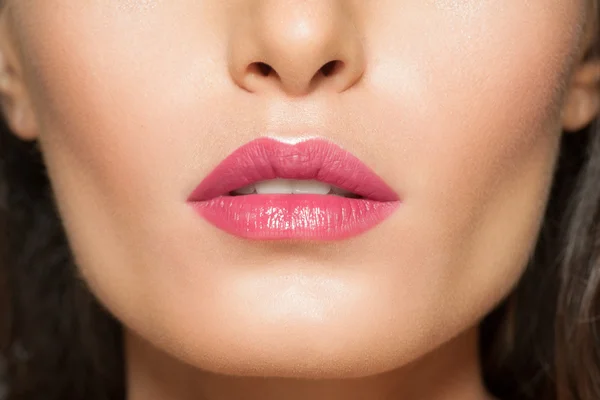 Gros plan de belles lèvres — Photo