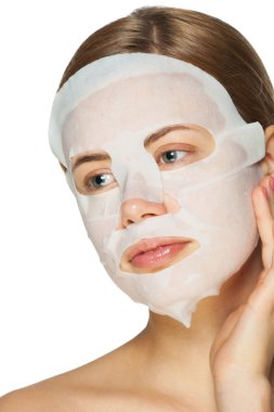 Yüz maskesi takan kadın 