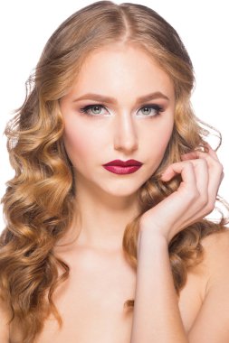 makyaj ve saç modeli ile kadın