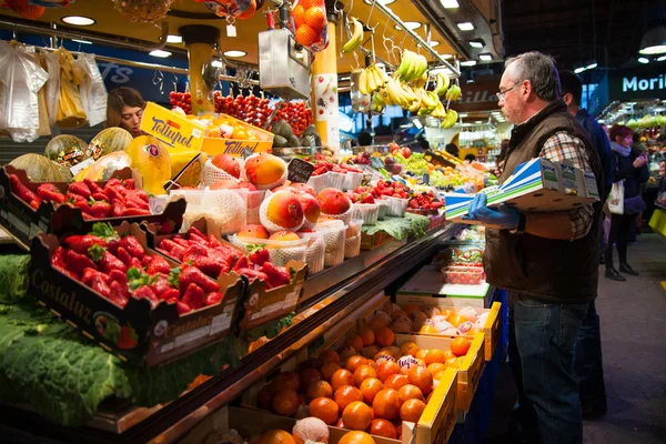 Groenten en fruit in de markt — Stockfoto