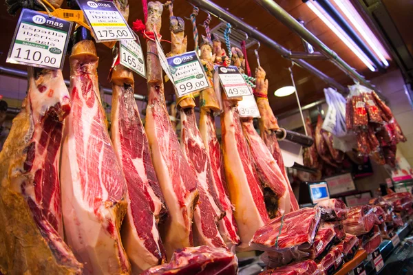 Мясопродукты на рынке — стоковое фото