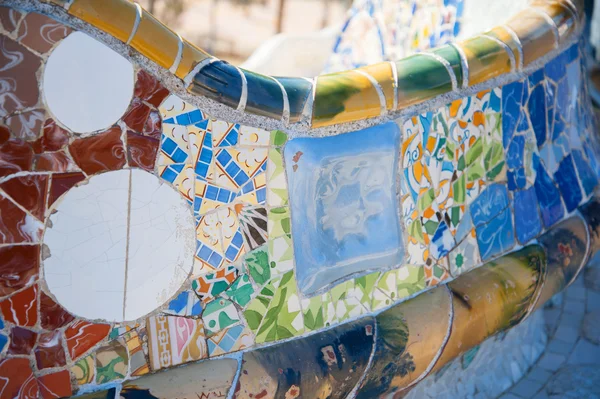 Détails d'un banc en céramique coloré au Parc Guell conçu par Antoni Gaudi, Barcelone, Espagne — Photo