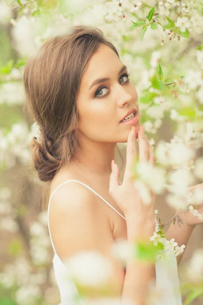 Hermosa chica primavera —  Fotos de Stock