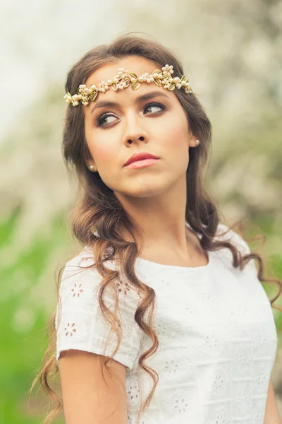 Hermosa chica primavera —  Fotos de Stock