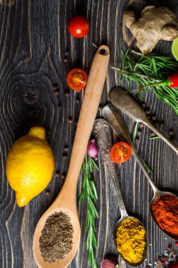 ahşap arka plan üzerine baharat