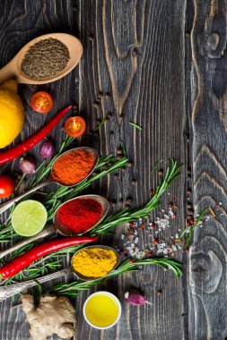 ahşap arka plan üzerine baharat