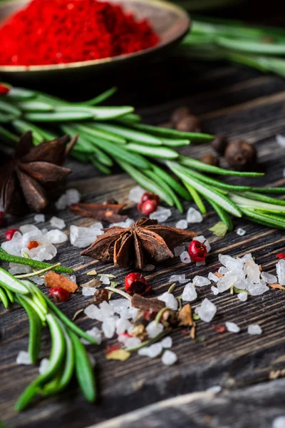 Ahşap arka plan üzerine baharat — Stok fotoğraf