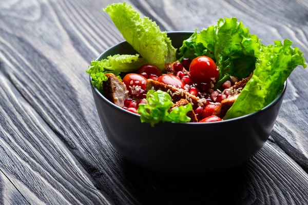 Куриный салат с помидорами — стоковое фото