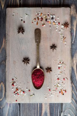 ahşap arka plan üzerine baharat