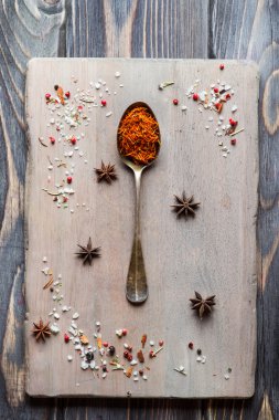 ahşap arka plan üzerine baharat