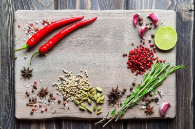 ahşap arka plan üzerine baharat