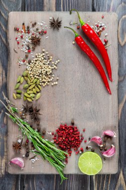 ahşap arka plan üzerine baharat