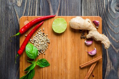 ahşap arka plan üzerine baharat