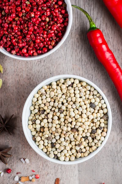 Milhos de pimenta vermelha e branca — Fotografia de Stock