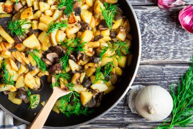 Demir tavada kızarmış patates