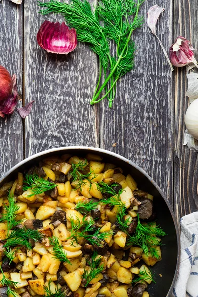 Gebakken aardappel met champignons — Stockfoto