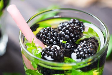 Blackberry ve limon kokteyli