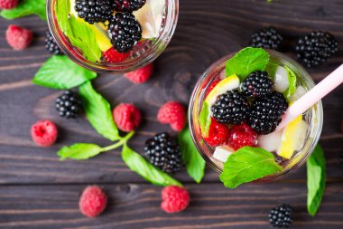 Ahududu ve böğürtlen ile kokteyl