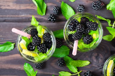 Blackberry ve limon kokteyli