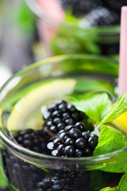 Blackberry ve limon kokteyli