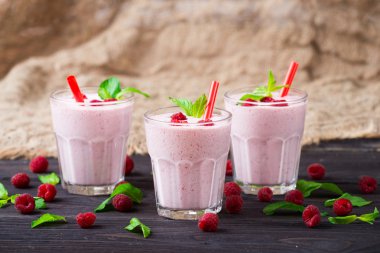 süt ile Ahududu kokteyl