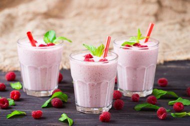 süt ile Ahududu kokteyl