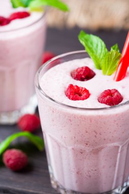 süt ile Ahududu kokteyl