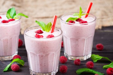 süt ile Ahududu kokteyl