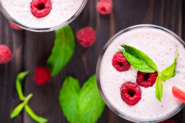 süt ile Ahududu kokteyl