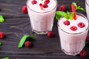 süt ile Ahududu kokteyl