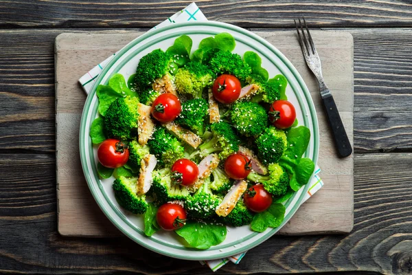 Ensalada de pollo con tomates cereza — Foto de Stock