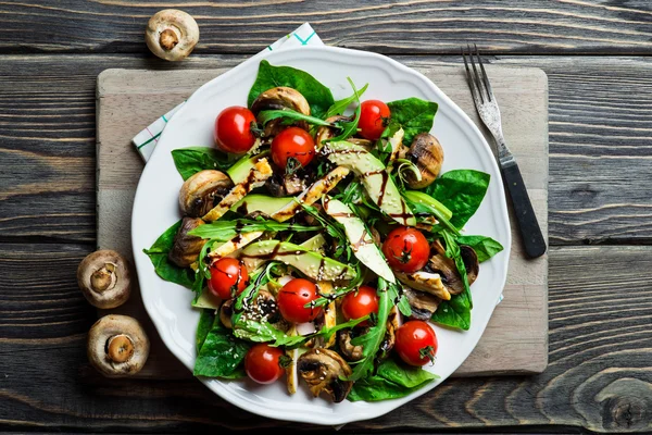 Hühnersalat mit Avocado — Stockfoto